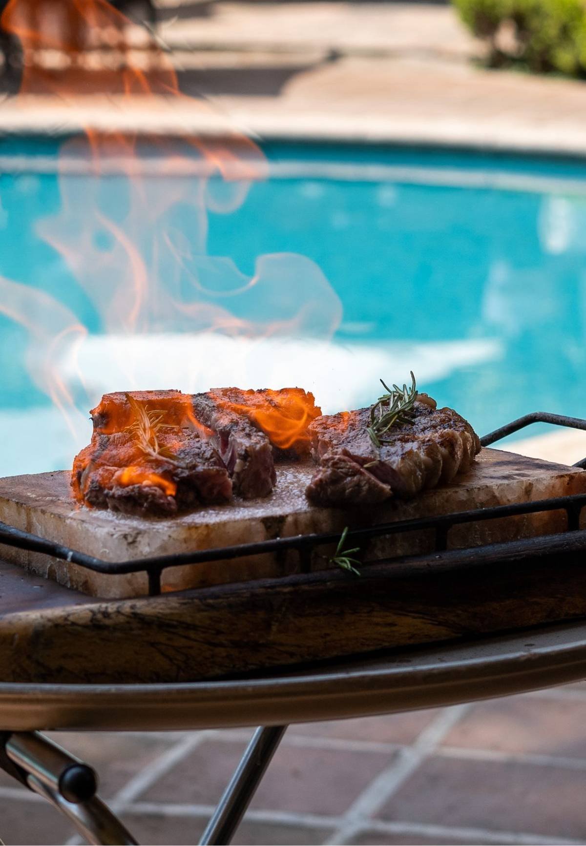 carne-flameada-en-bloque-de-sal-frente-a-la-alberca-9-16