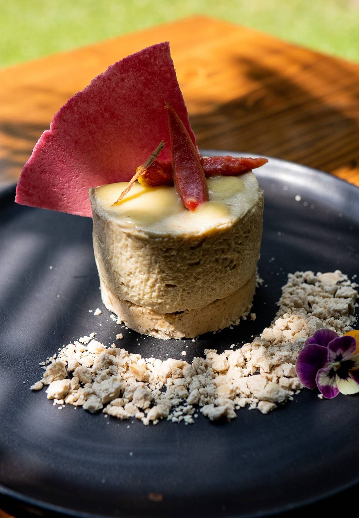 postre-de-mousse-con-frutos-rojos-y-flores-comestibles-9-16